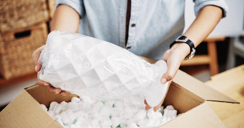 Đóng hàng dễ vỡ bằng hộp carton và vật liệu chống sốc để bảo vệ sản phẩm.