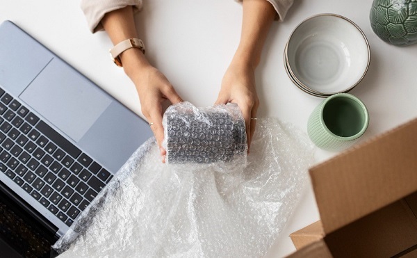 Đóng hàng dễ vỡ bằng hộp carton và vật liệu chống sốc để bảo vệ sản phẩm.