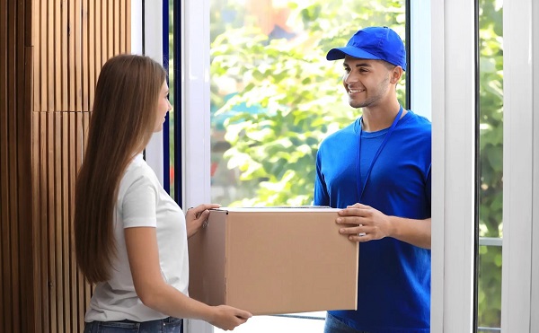 Đồng kiểm hàng hóa trong thương mại điện tử giữa khách hàng và nhân viên giao hàng